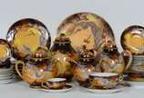 Serviço de chá e café de porcelana  oriental de... - Serviço de chá e café de porcelana  oriental decorado com dragão em relevo, composto de 3 bules (1 c/bico quebrado), açucareiro, manteigueira, 1...
