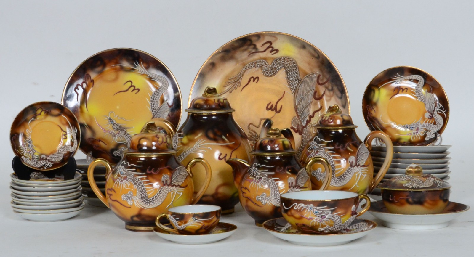 Serviço de chá e café de porcelana oriental decorado com dragão em... - foto 1 de 3
