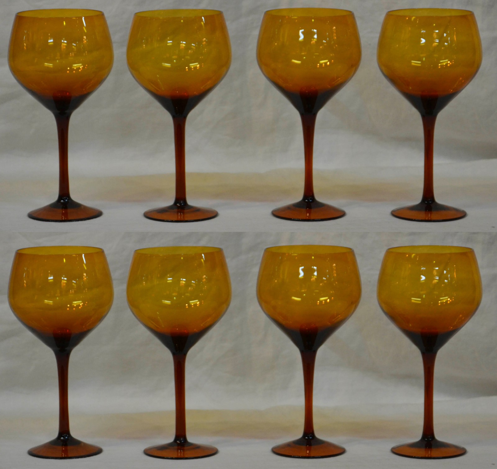 Oito taças de vidro colorido para vinho tinto. - foto 1 de 2