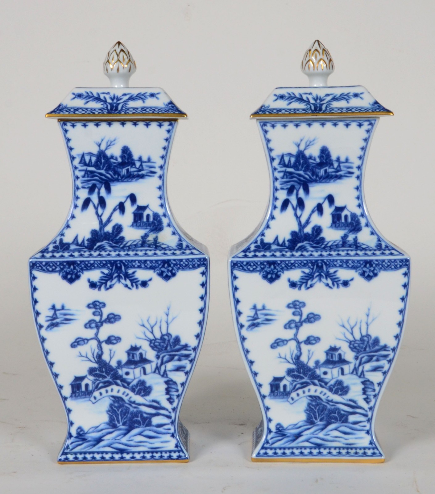 Par de potiches de porcelana azul e branco da Neoclassica... - foto 1 de 3
