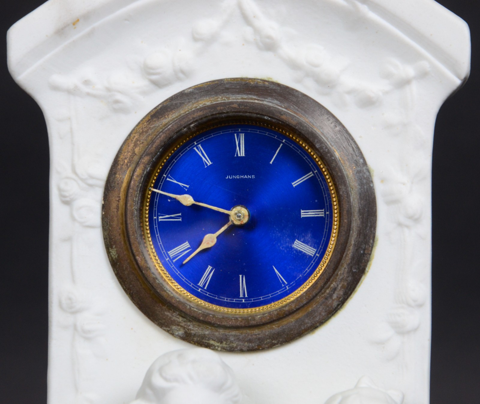 Relógio Junghans com caixa de biscuit branco decorado com casal de... - foto 5 de 5