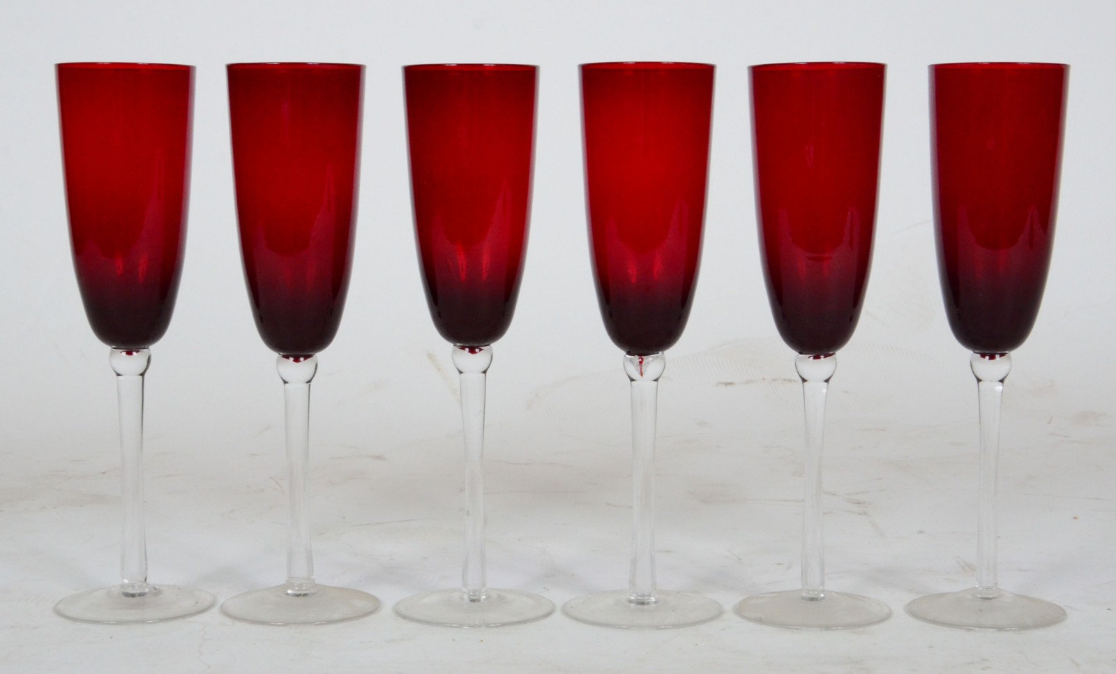 Seis flutes de cristal na cor vermelha. - foto 1 de 2