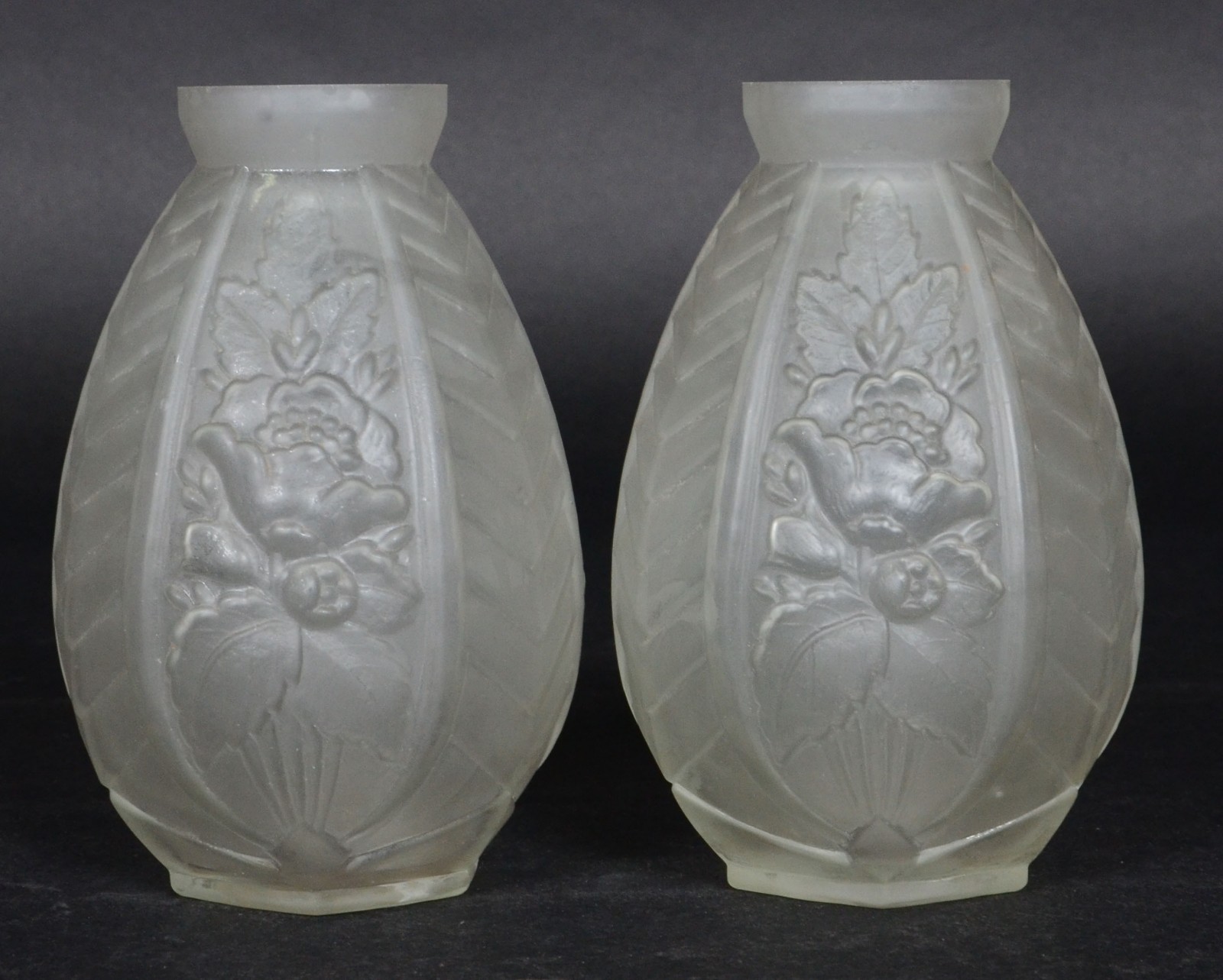 Par vasos de vidro fosco estilo Art Deco. - foto 1 de 3