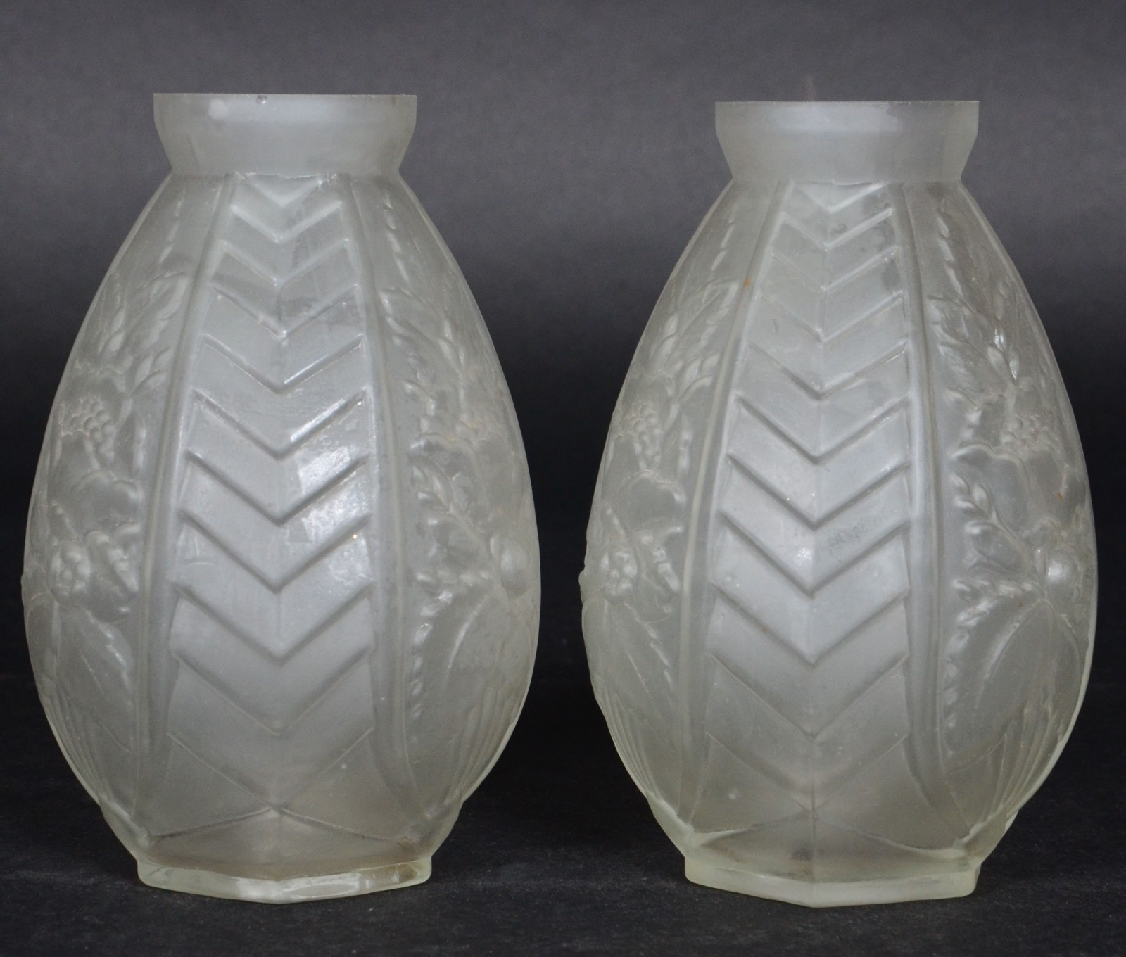 Par vasos de vidro fosco estilo Art Deco. - foto 3 de 3