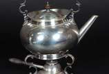 Samovar inglês de metal espessurado a prata ELK... - Samovar inglês de metal espessurado a prata ELKINGTON & Co, contrastado, alça de madeira, base  com pés elados com garras.