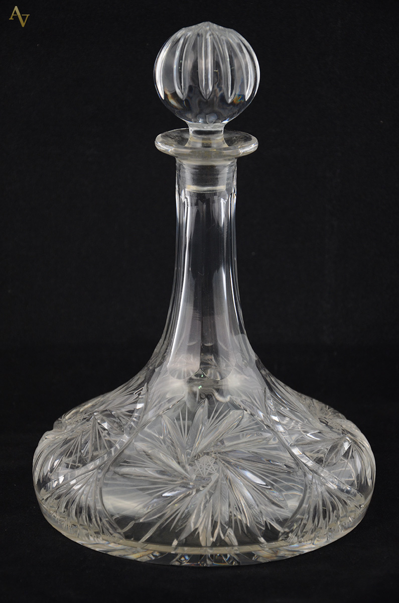 Garrafa de navio de cristal tcheco lapidado. Altura 23 cm.