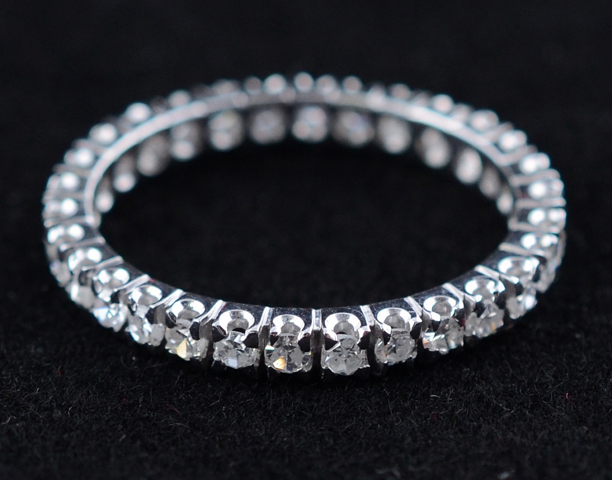 Aliança completa de ouro branco com 1,20 ct de brilhantes - 2,8 g...