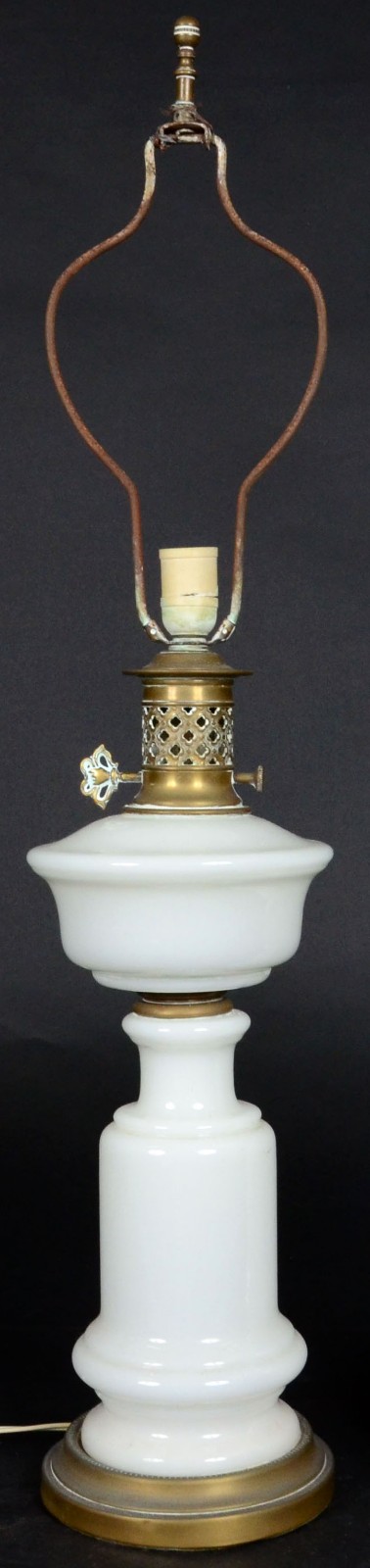 Antigo abatjour de opalina branca e metal dourado. Altura total. (sem... - foto 1 de 2