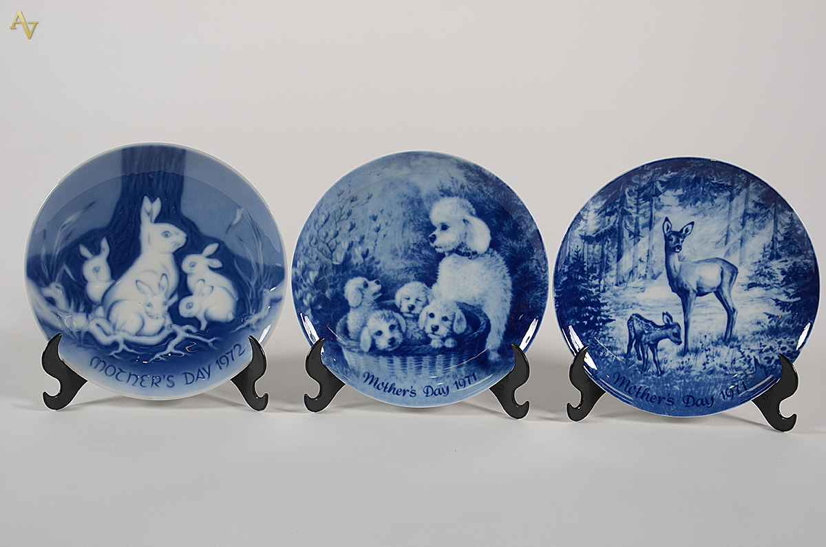 Conjunto com 3 pratos de porcelana alemã decorados com figuras de... - foto 1 de 2