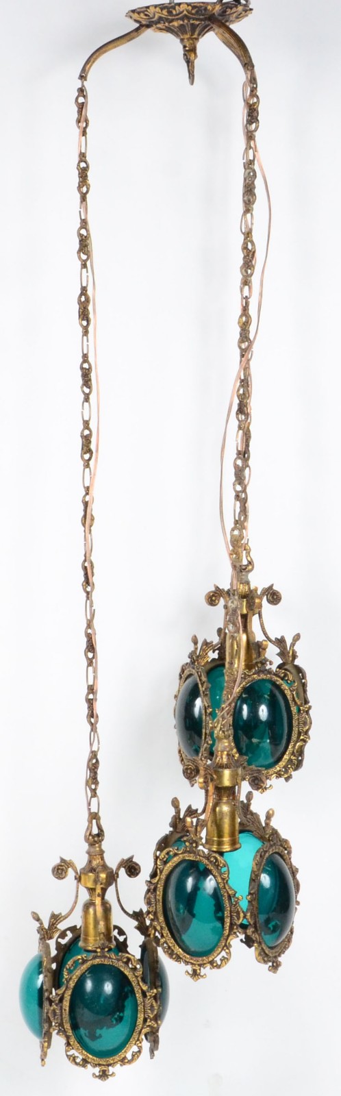 Duas lanternas de metal dourado com placas de vidro verde, sendo uma... - foto 2 de 5