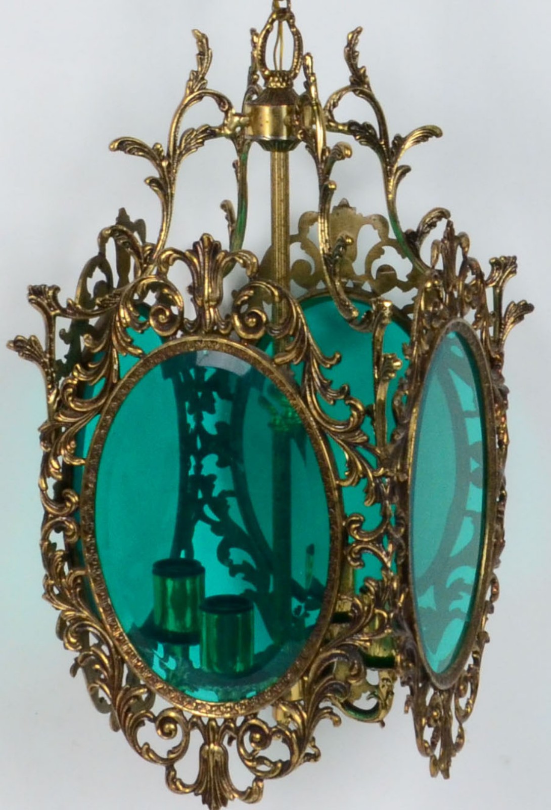 Duas lanternas de metal dourado com placas de vidro verde, sendo uma... - foto 4 de 5