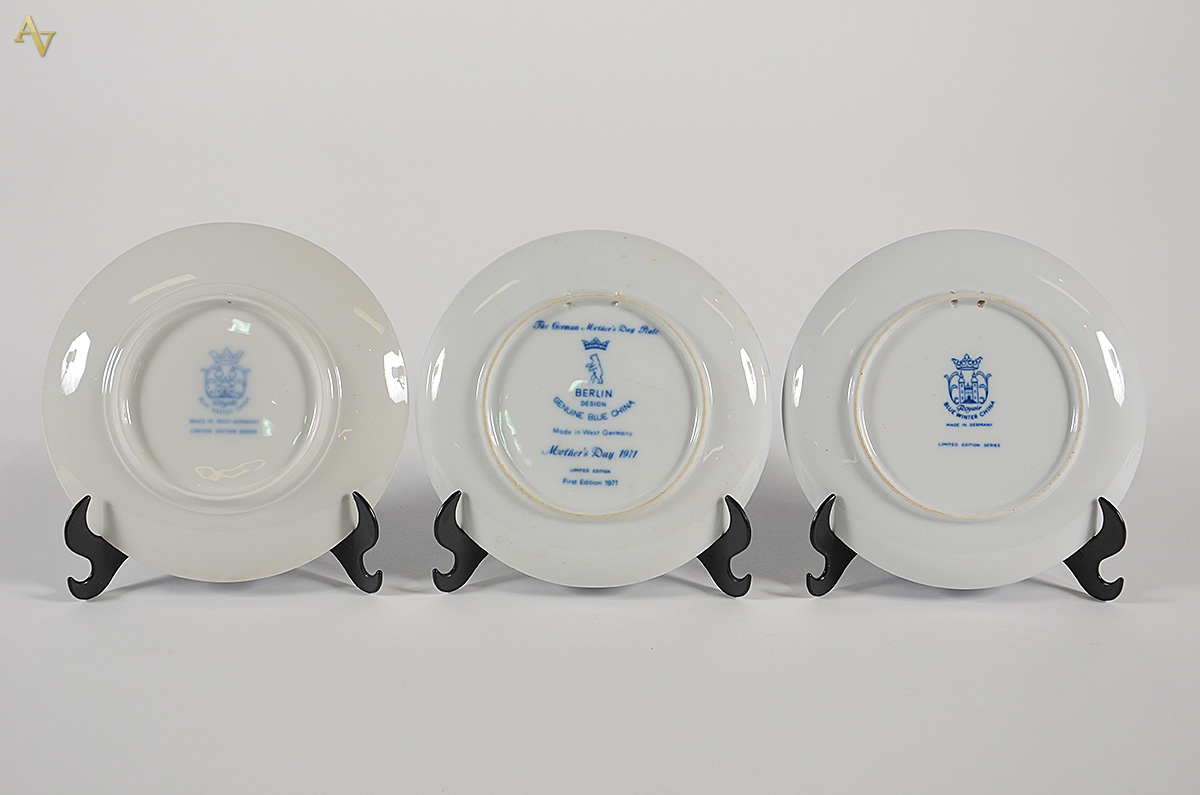 Conjunto com 3 pratos de porcelana alemã decorados com figuras de... - foto 2 de 2