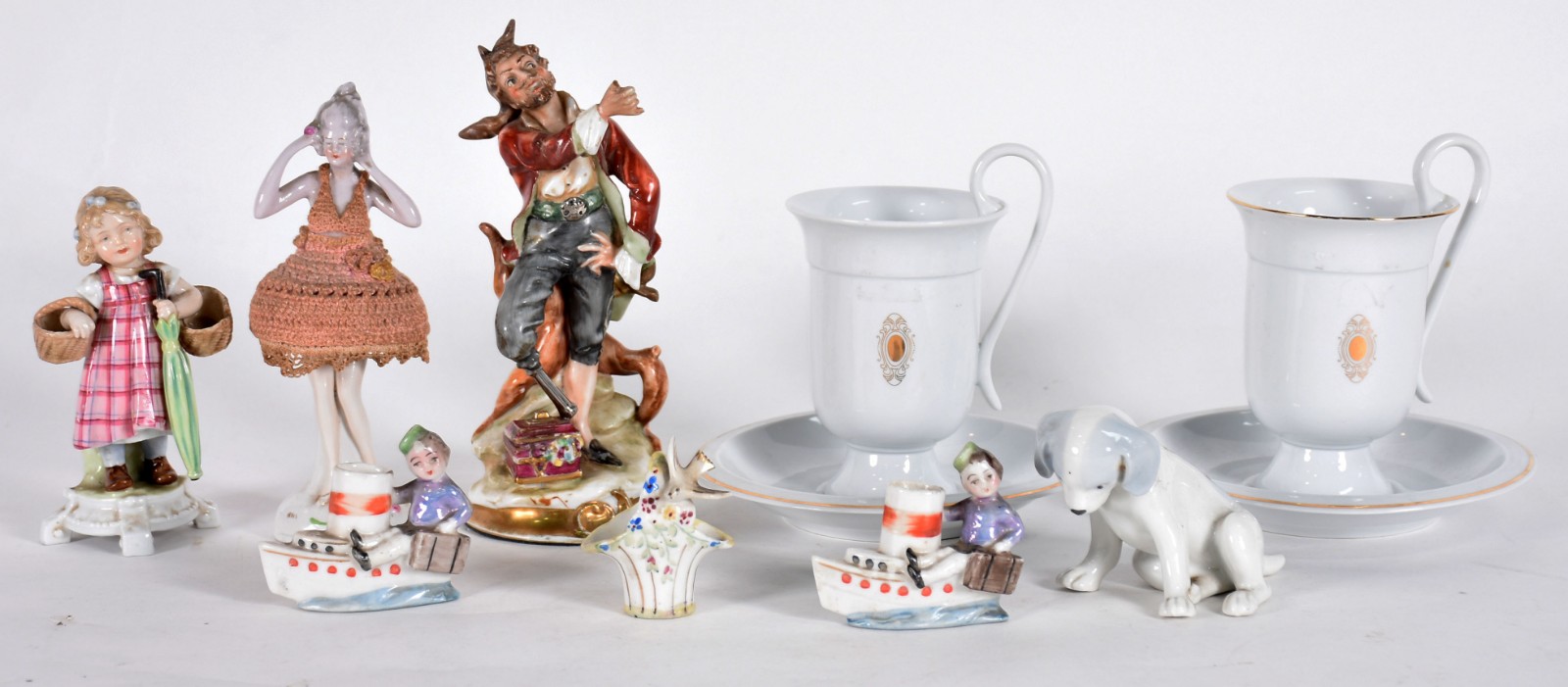 Sete pequenas estatuetas de porcelana sendo :¨bailarina", menina com... - foto 1 de 7