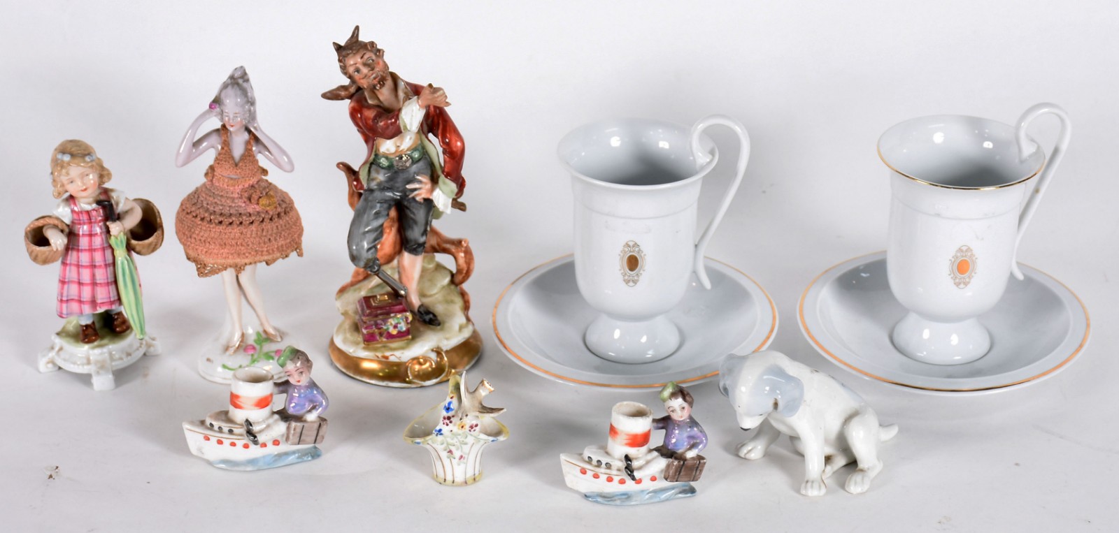 Sete pequenas estatuetas de porcelana sendo :¨bailarina", menina com... - foto 2 de 7