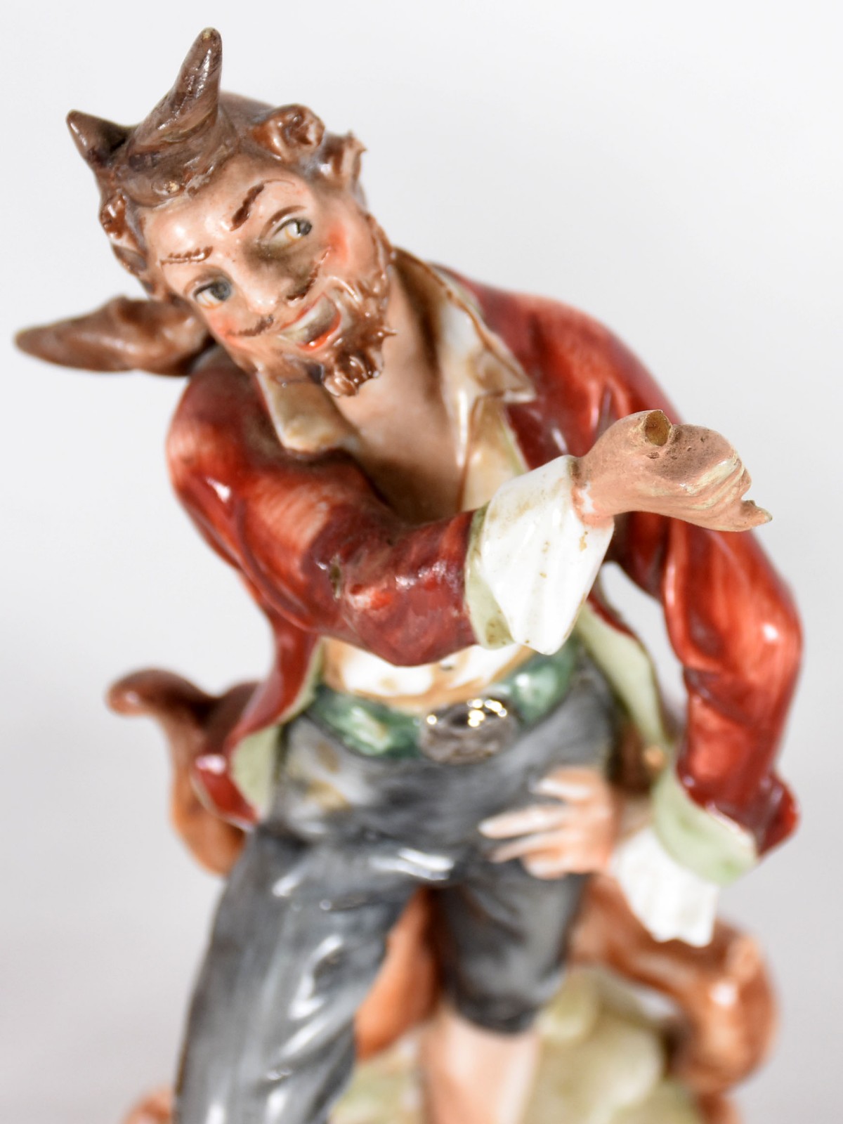 Sete pequenas estatuetas de porcelana sendo :¨bailarina", menina com... - foto 3 de 7