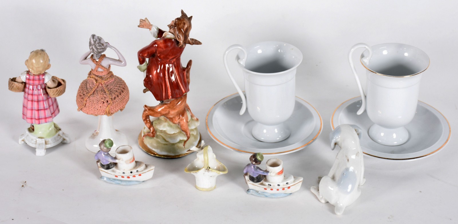 Sete pequenas estatuetas de porcelana sendo :¨bailarina", menina com... - foto 4 de 7