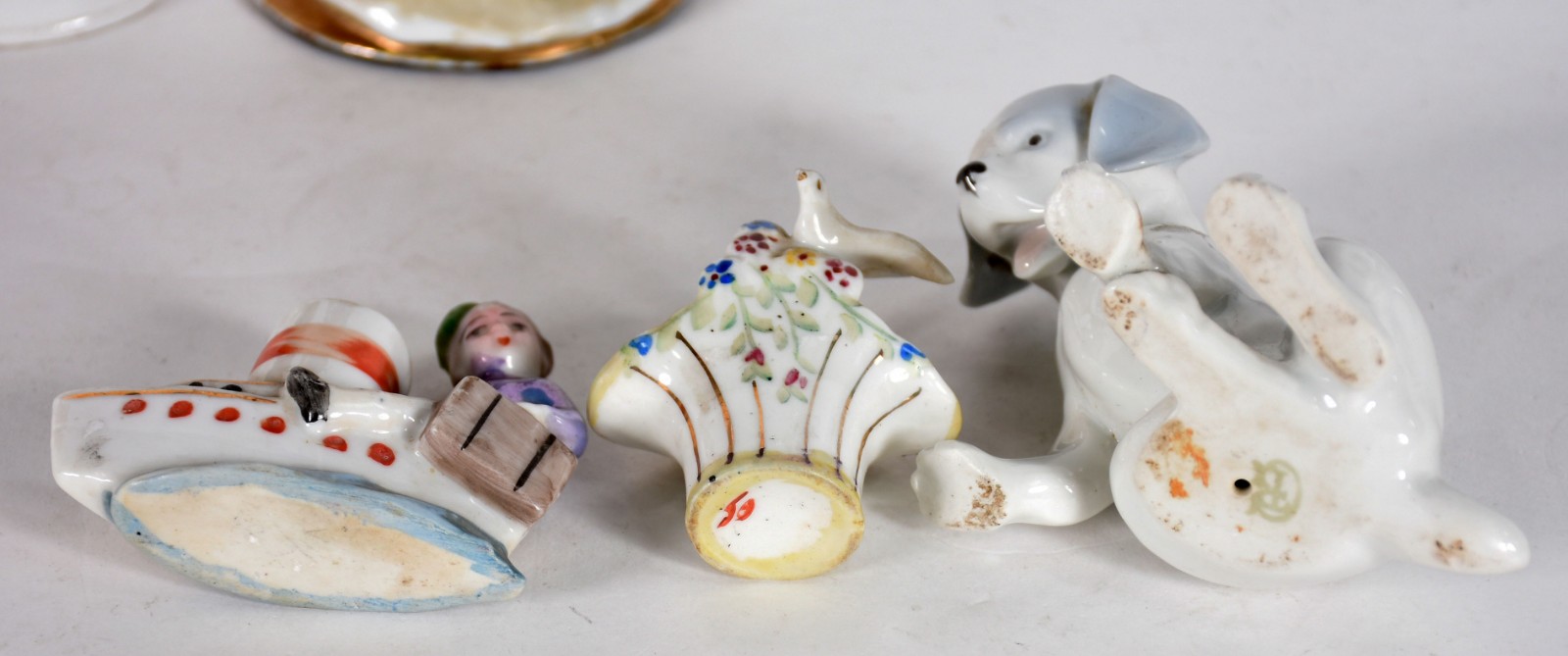 Sete pequenas estatuetas de porcelana sendo :¨bailarina", menina com... - foto 6 de 7