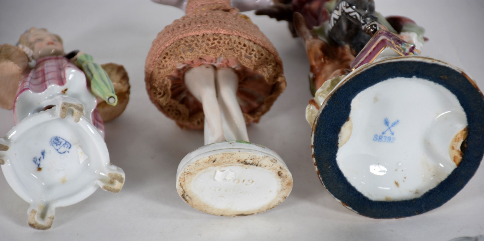 Sete pequenas estatuetas de porcelana sendo :¨bailarina", menina com... - foto 7 de 7