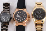 Michael Kors (1981),  - Três relógios de pulso,  sendo: Um da marca Guess, um Michael Kors,  e um Technos.