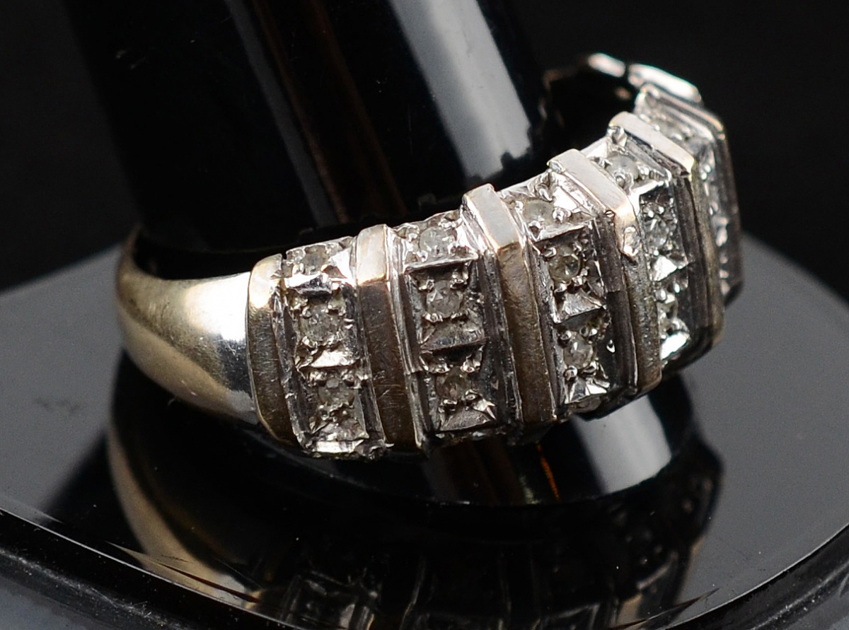 Anel de ouro 18 k com 28 brilhantes com 0,85 ct - 6,3 g - Aro 23,5. - foto 1 de 2