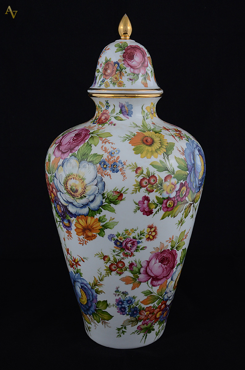 Potiche de porcelana espanhola, decoração floral em policromia e...