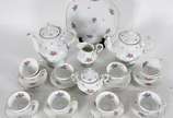 Serviço para chá  de porcelana alemã ROSENTHAL ... - Serviço para chá  de porcelana alemã ROSENTHAL composto por bule para chá, bule para café, leiteira, açucareiro, prato grande para bolo e 10 xíc...