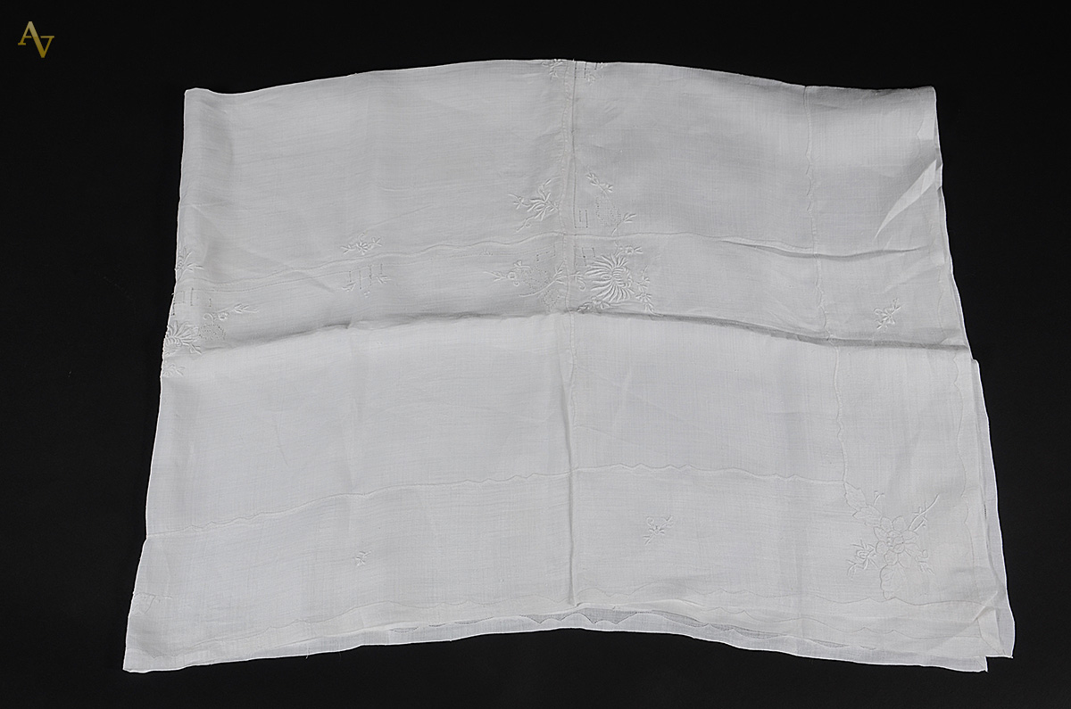 Toalha branca de linho com bordados. Medidas 1,78 x 1,35 m.