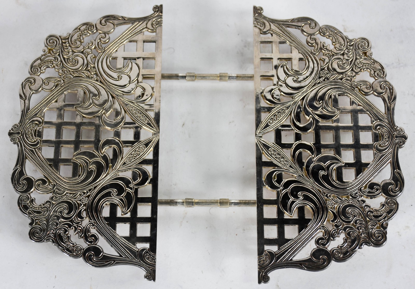 Diversas peças de metal prateado, Sendo: Seis descansos de travessas... - foto 4 de 6