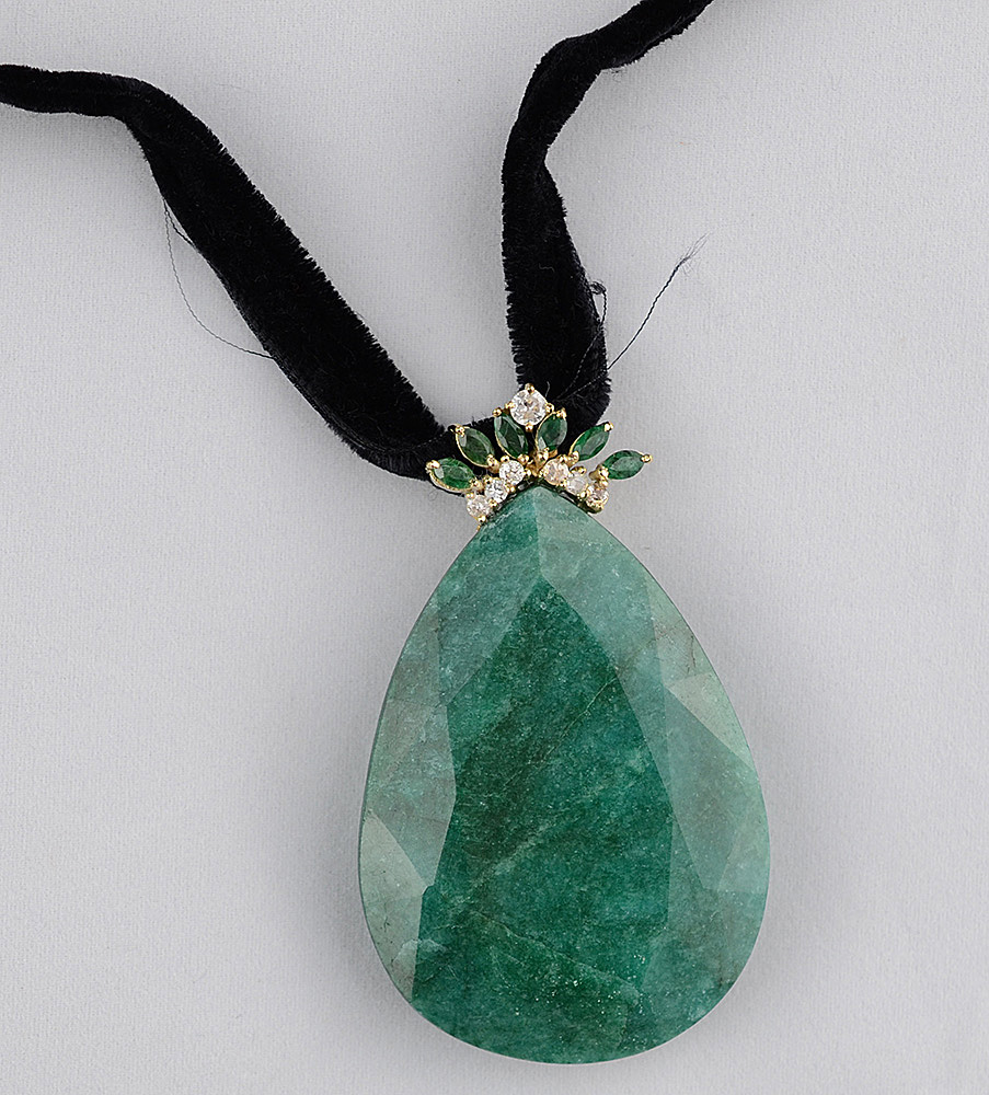 Esmeralda gota 270 cts, com aplique de ouro 18 k, navettes de... - foto 1 de 2