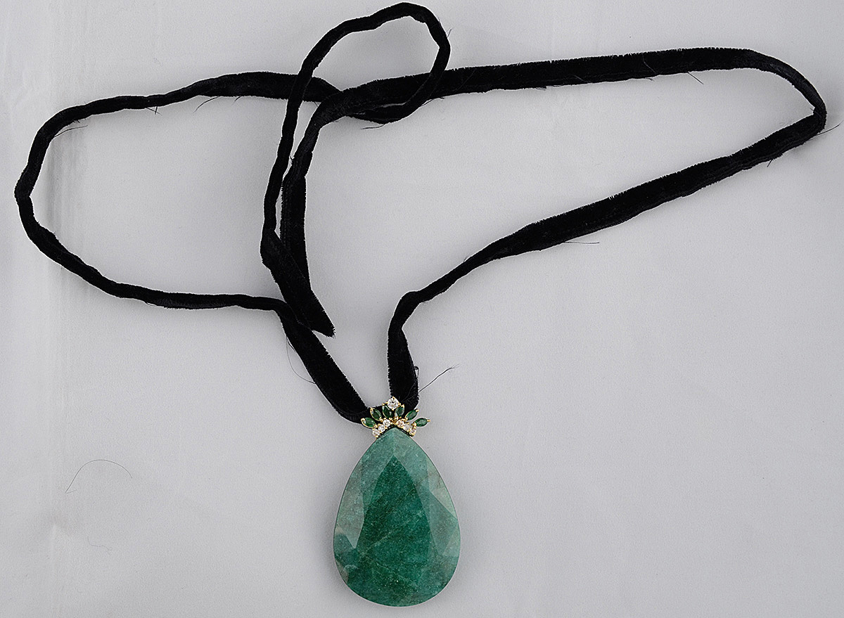 Esmeralda gota 270 cts, com aplique de ouro 18 k, navettes de... - foto 2 de 2