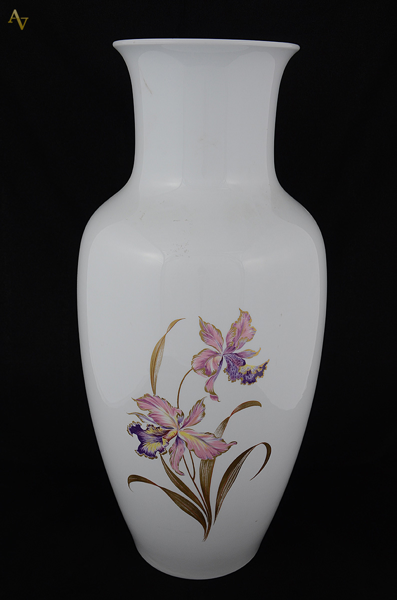 Vaso de porcelana alemã Kaiser decorada com flores em policromia...