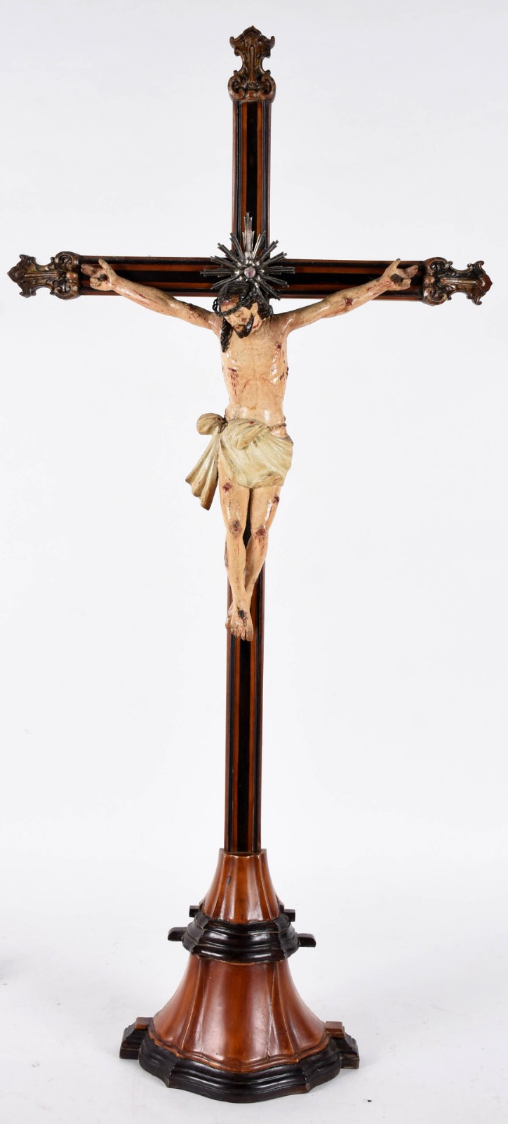 Crucifixo com base de madeira e figura de Cristo ricamente entalhada... - foto 1 de 4