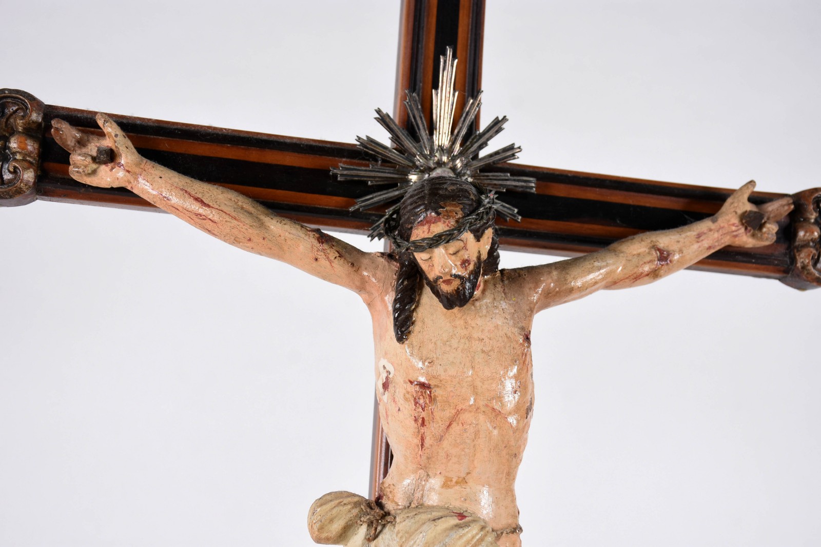 Crucifixo com base de madeira e figura de Cristo ricamente entalhada... - foto 2 de 4