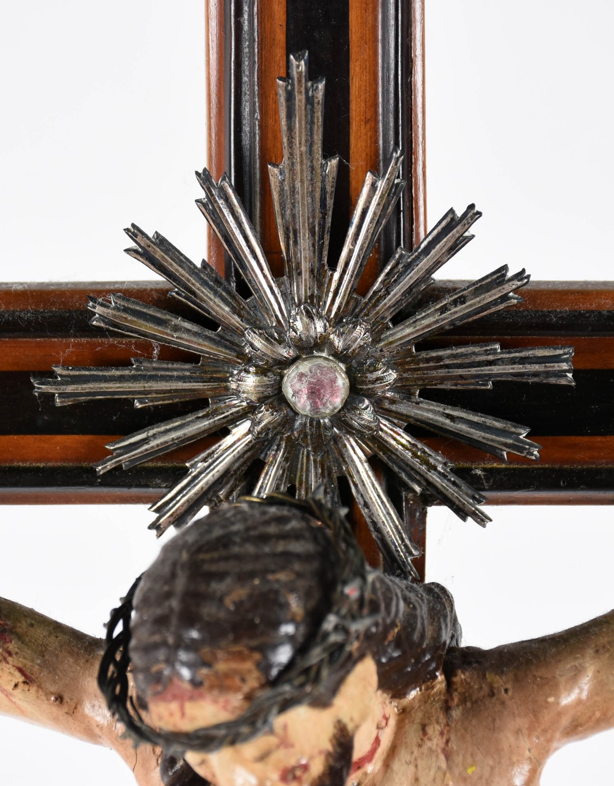 Crucifixo com base de madeira e figura de Cristo ricamente entalhada... - foto 3 de 4