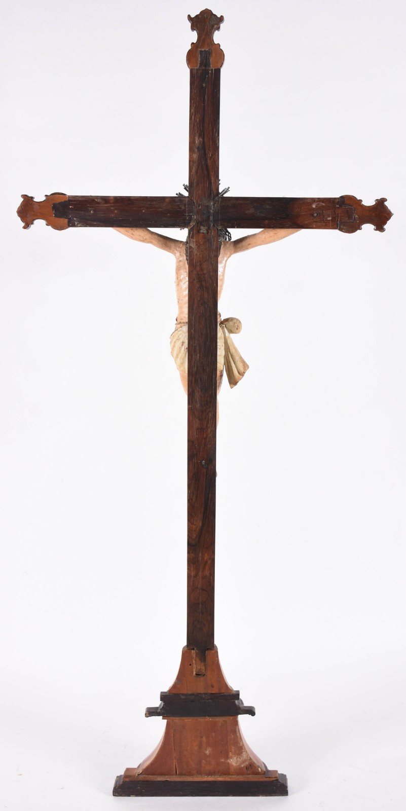 Crucifixo com base de madeira e figura de Cristo ricamente entalhada... - foto 4 de 4
