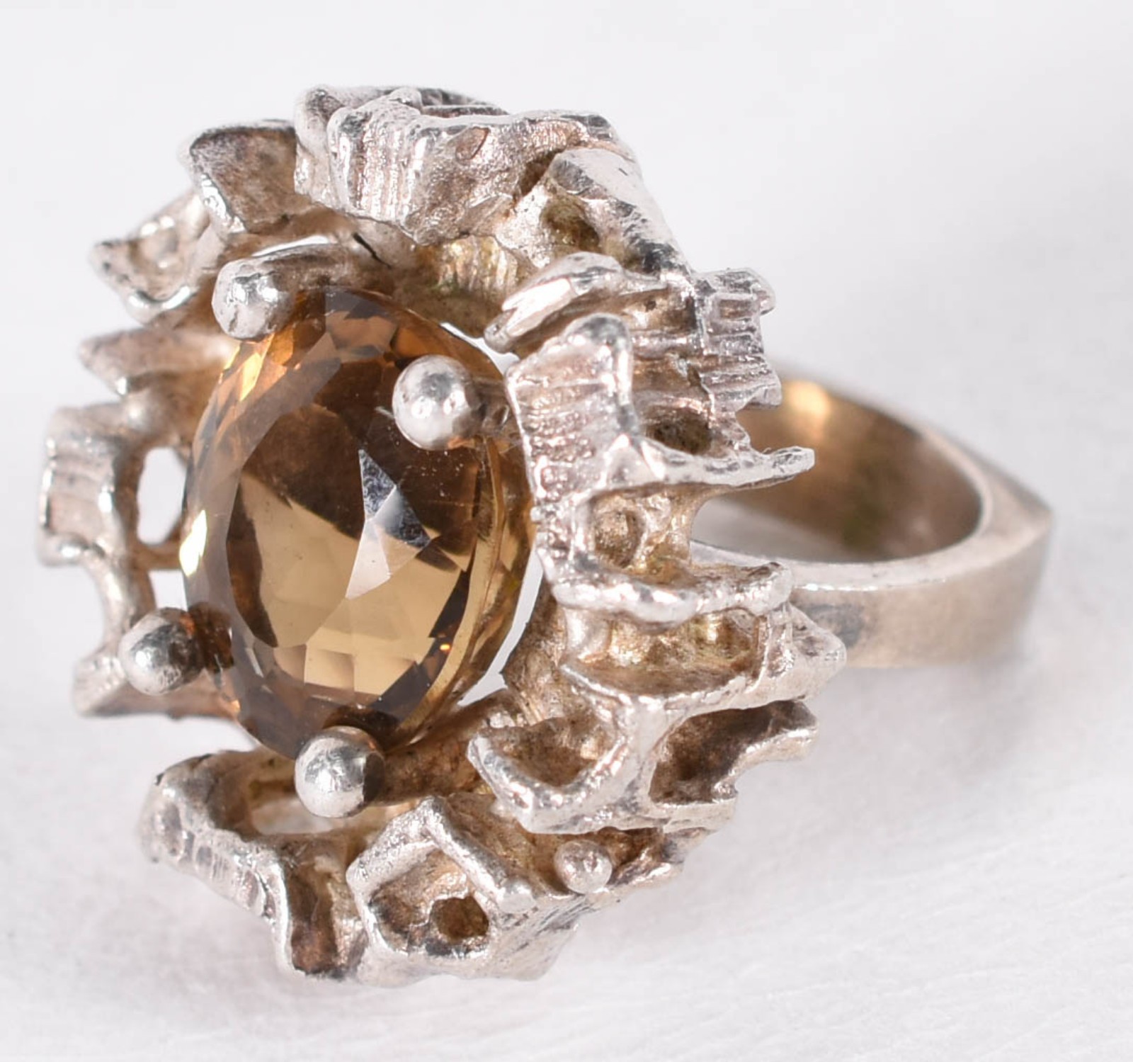 Duas peças, sendo camafeu de metal e cristal (alt.6 x 5,5 cm) e anel... - foto 3 de 4
