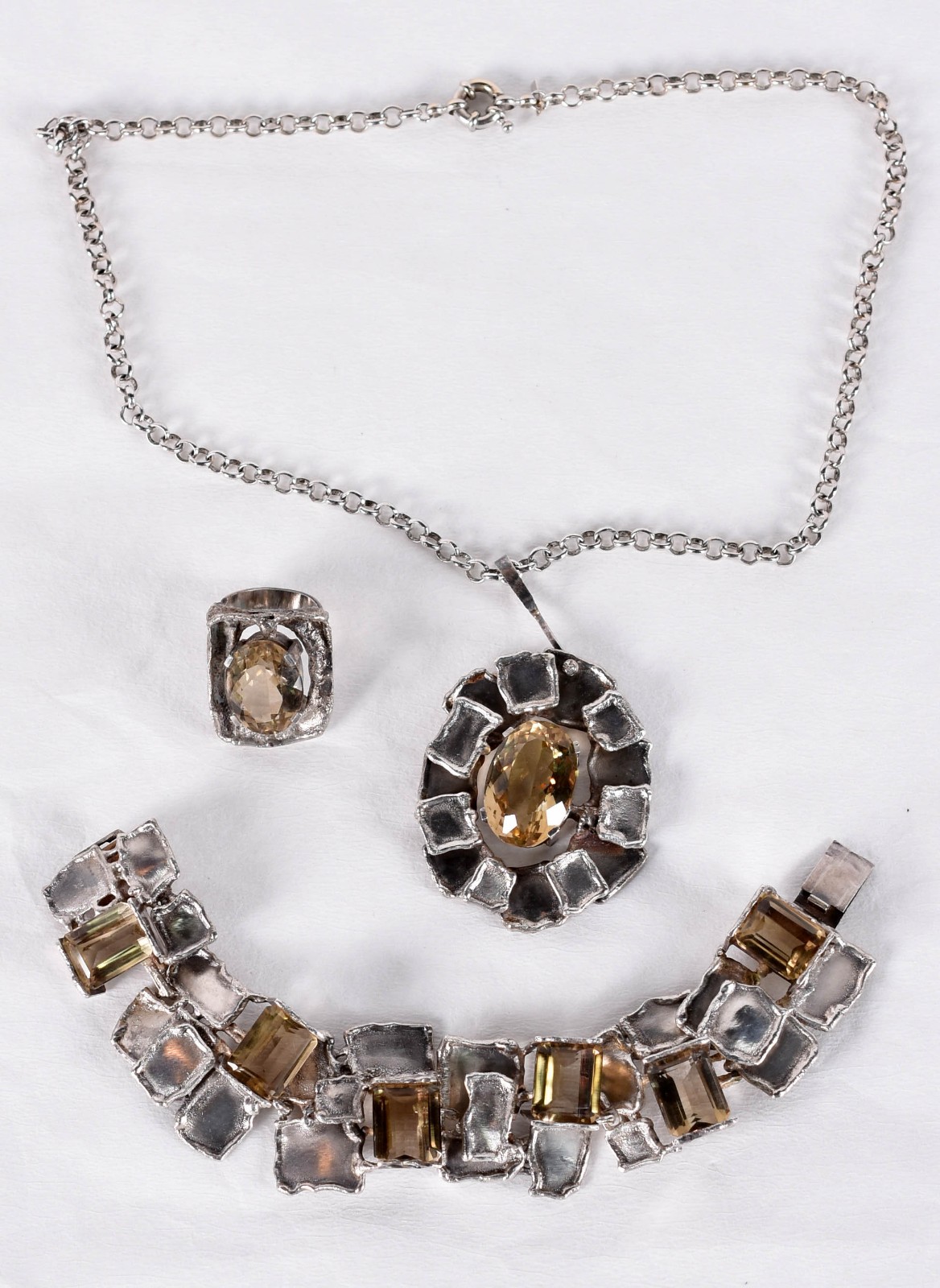 Conjunto de prata com pedras amarelas, composto de pulseira, cordão... - foto 1 de 5