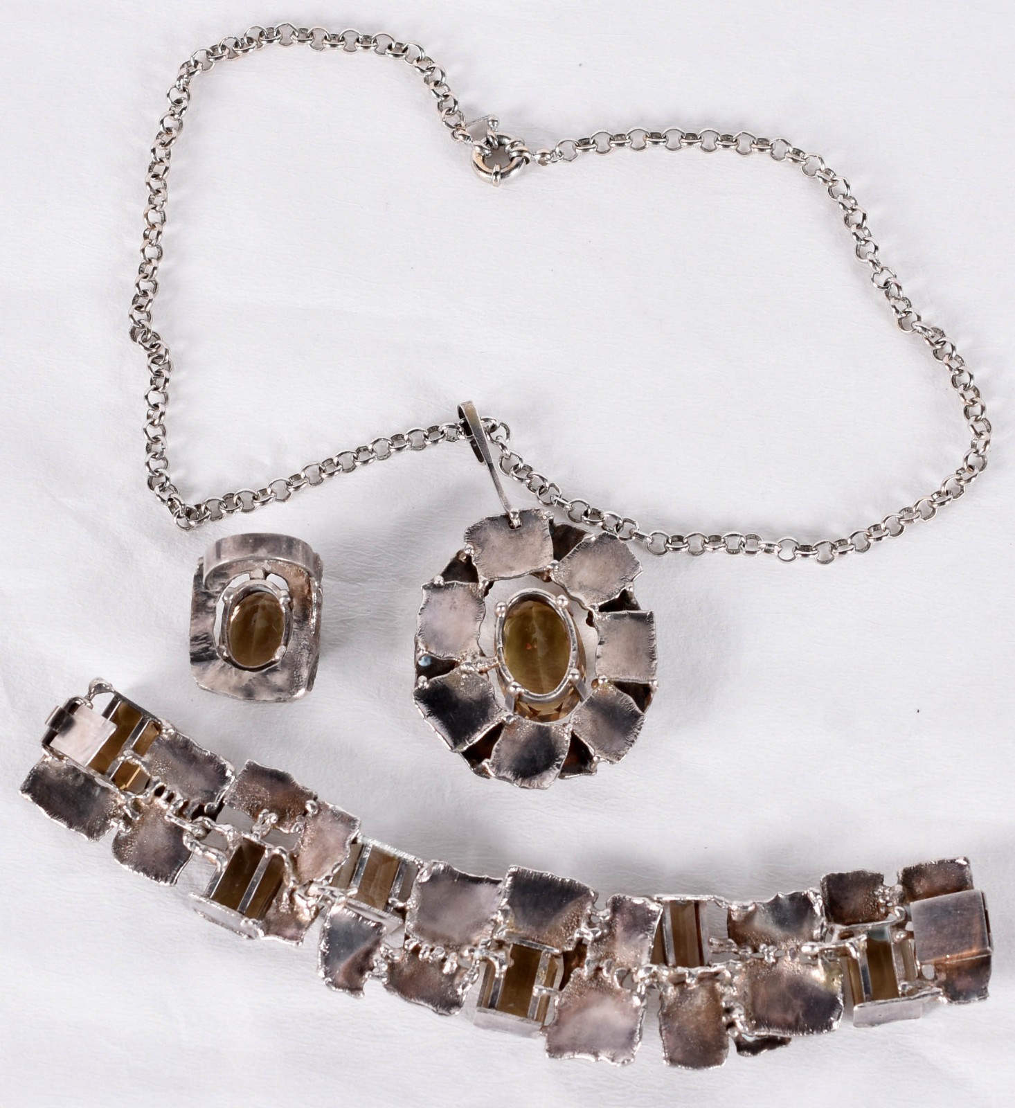 Conjunto de prata com pedras amarelas, composto de pulseira, cordão... - foto 3 de 5