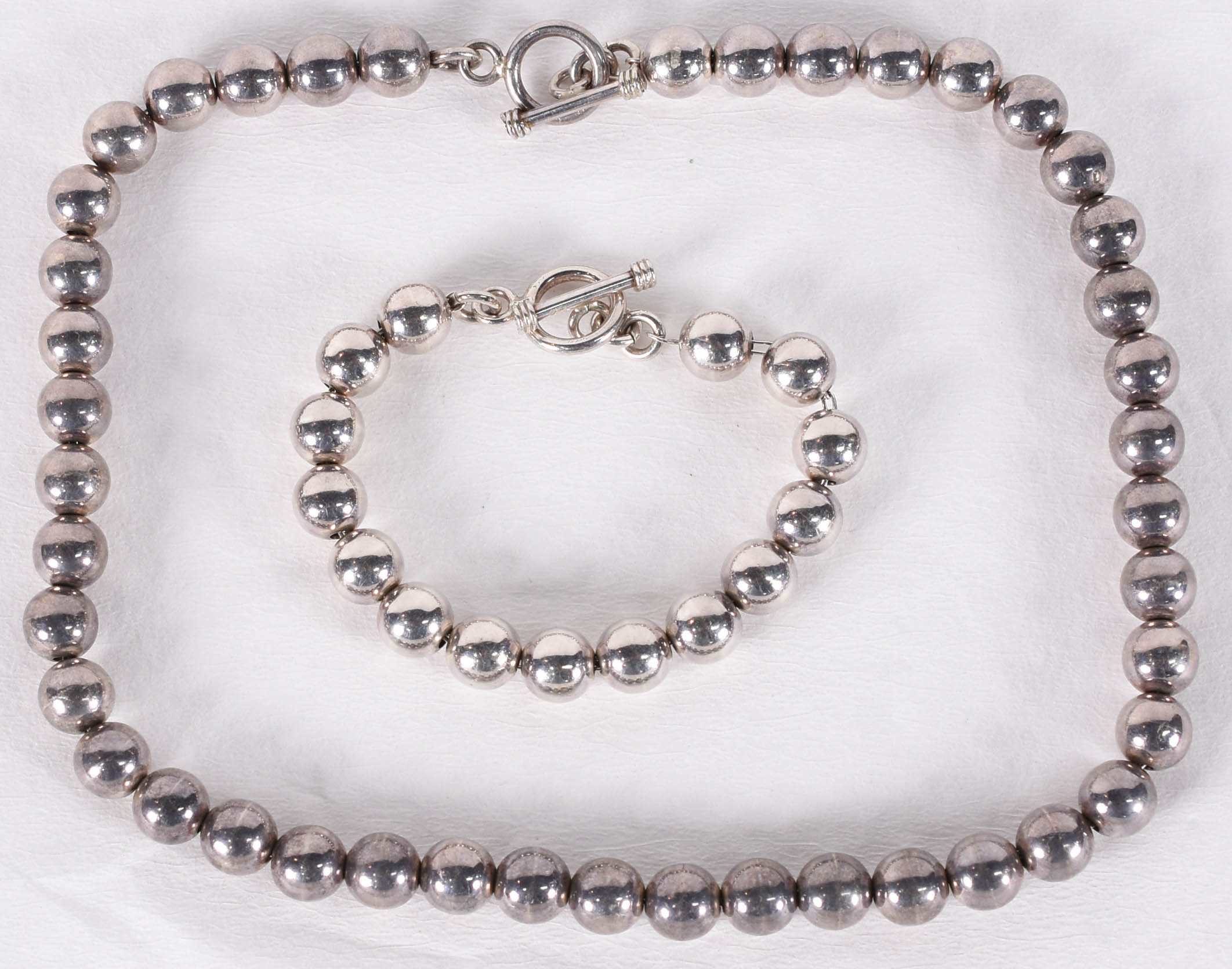 Conjunto de colar e pulseira com "bolas" de prata. - foto 1 de 7