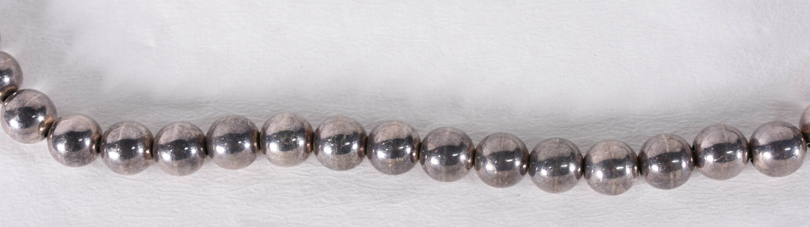 Conjunto de colar e pulseira com "bolas" de prata. - foto 5 de 7