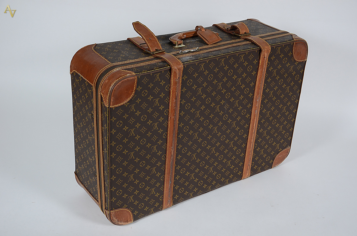 Antiga mala francesa LOUIS VUITTON. Medidas 79 x 53 cm e altura 25 cm. - foto 1 de 4