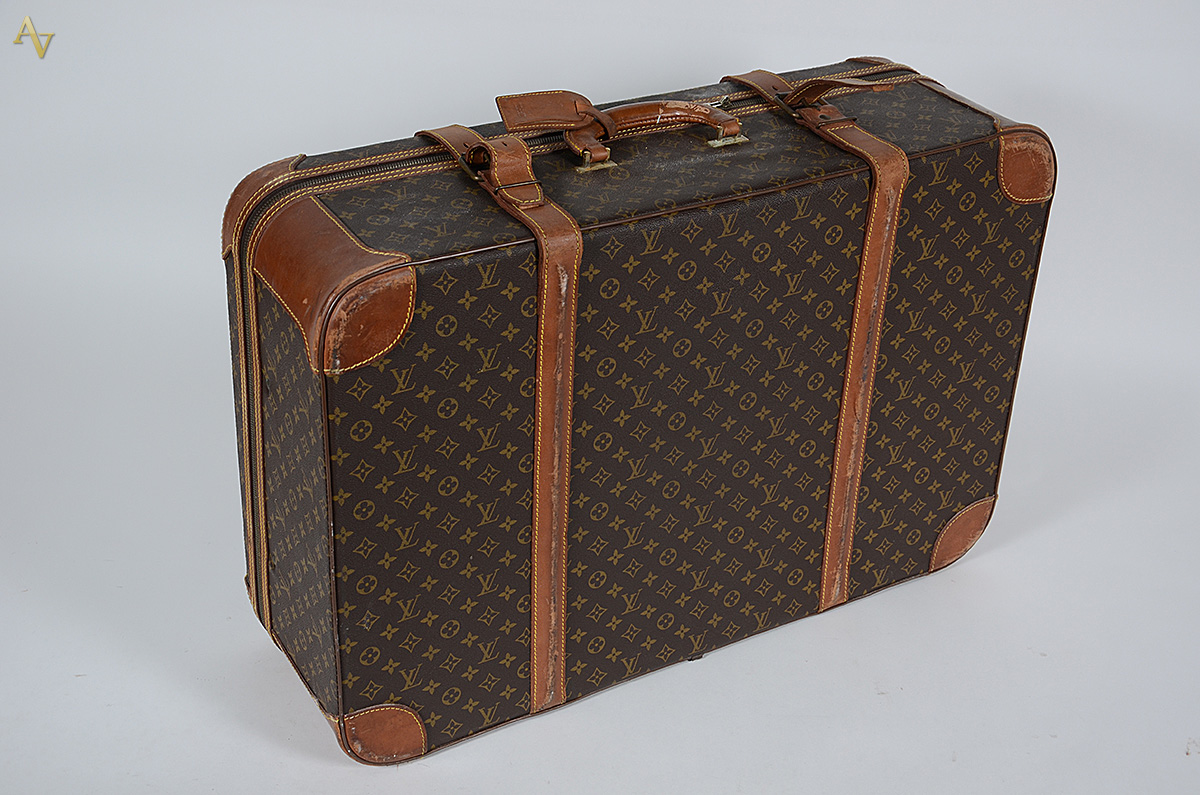 Antiga mala francesa LOUIS VUITTON. Medidas 79 x 53 cm e altura 25 cm. - foto 2 de 4