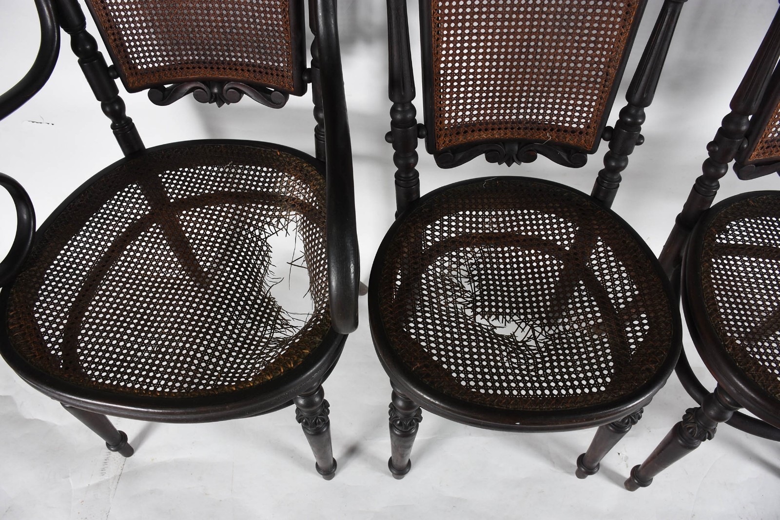 Conjunto com 8 cadeiras de madeira nobre, com assento e encosto de... - foto 2 de 4