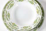 Aparelho de jantar de porcelana japonesa "Three... - Aparelho de jantar de porcelana japonesa "Three Crown", borda verde floral, composto de 24 pratos rasos, 12 fundos, 12 de sobremesa e 12 para pã...