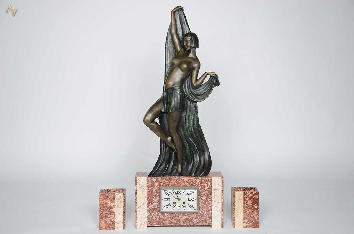 Terno ART DECO de mármore, composto de par de vasos e relógio...