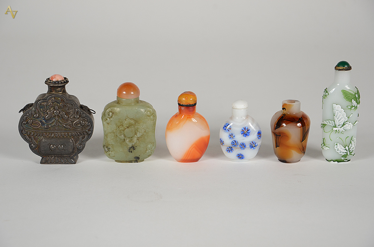Conjunto com 6 snuff bottles de diversas procedências. Alturas de 5,5... - foto 1 de 2