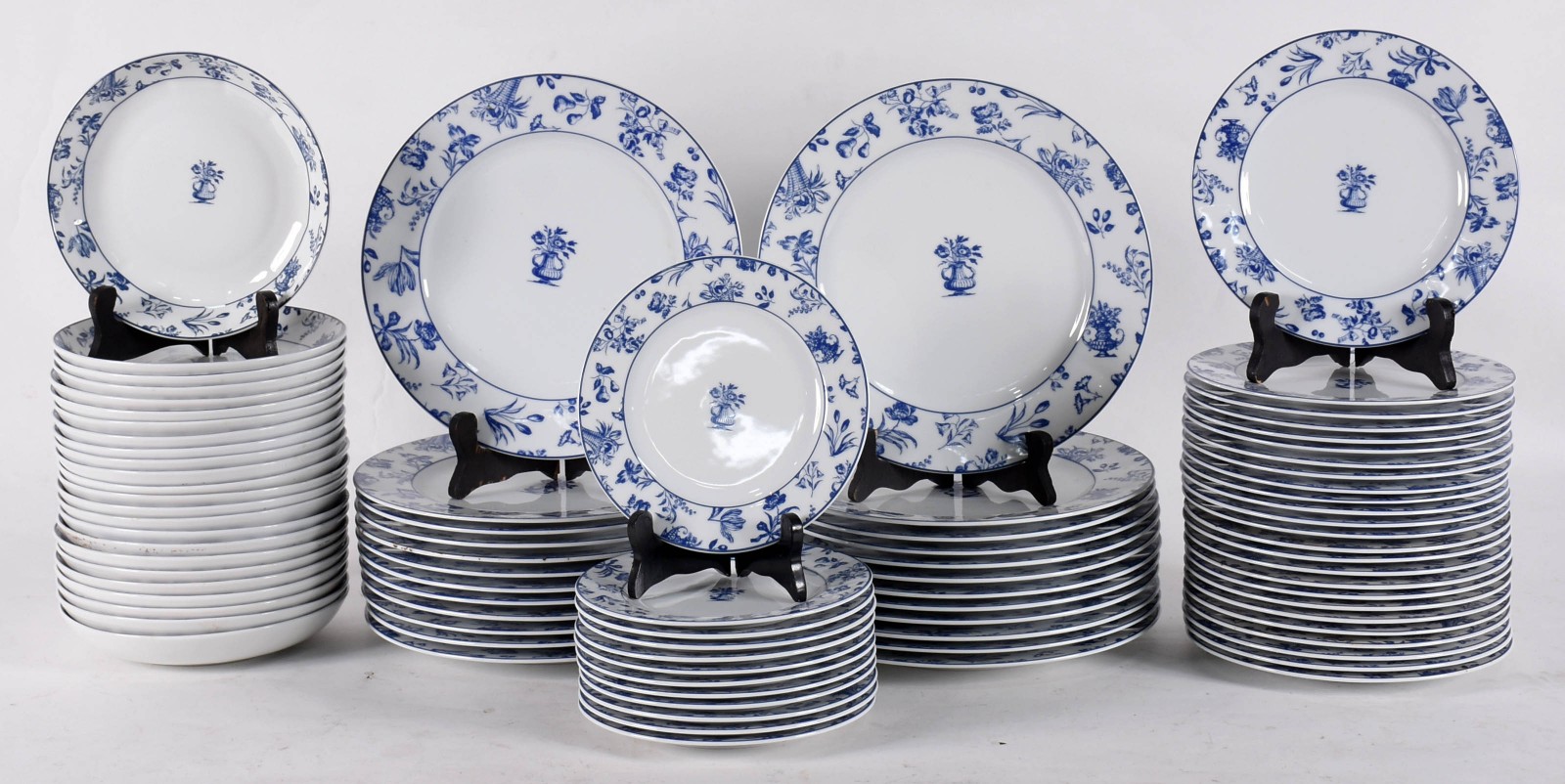 Aparelho de jantar de porcelana portuguesa VISTA ALEGRE, borda azul e... - foto 3 de 7