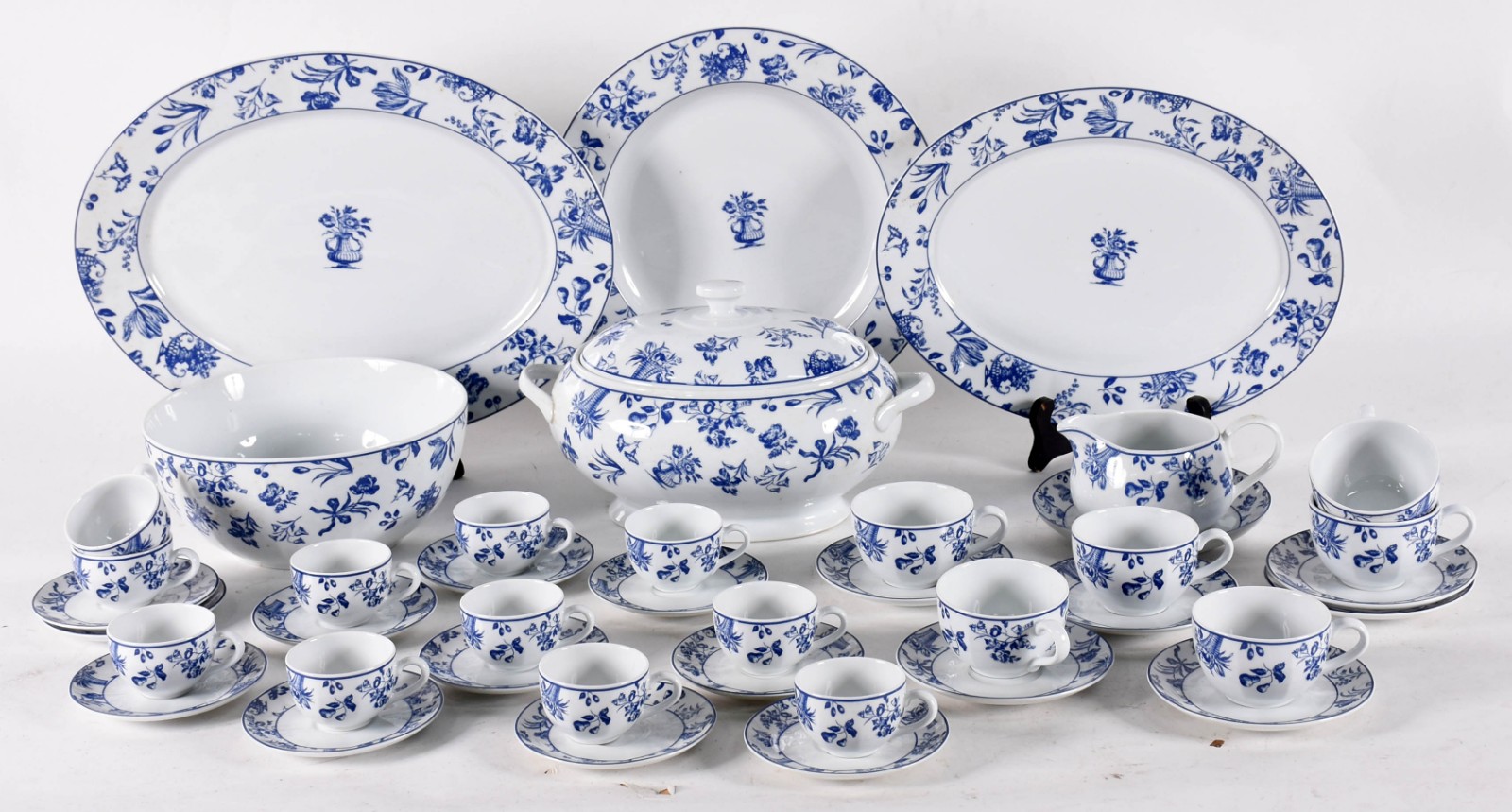 Aparelho de jantar de porcelana portuguesa VISTA ALEGRE, borda azul e... - foto 2 de 7