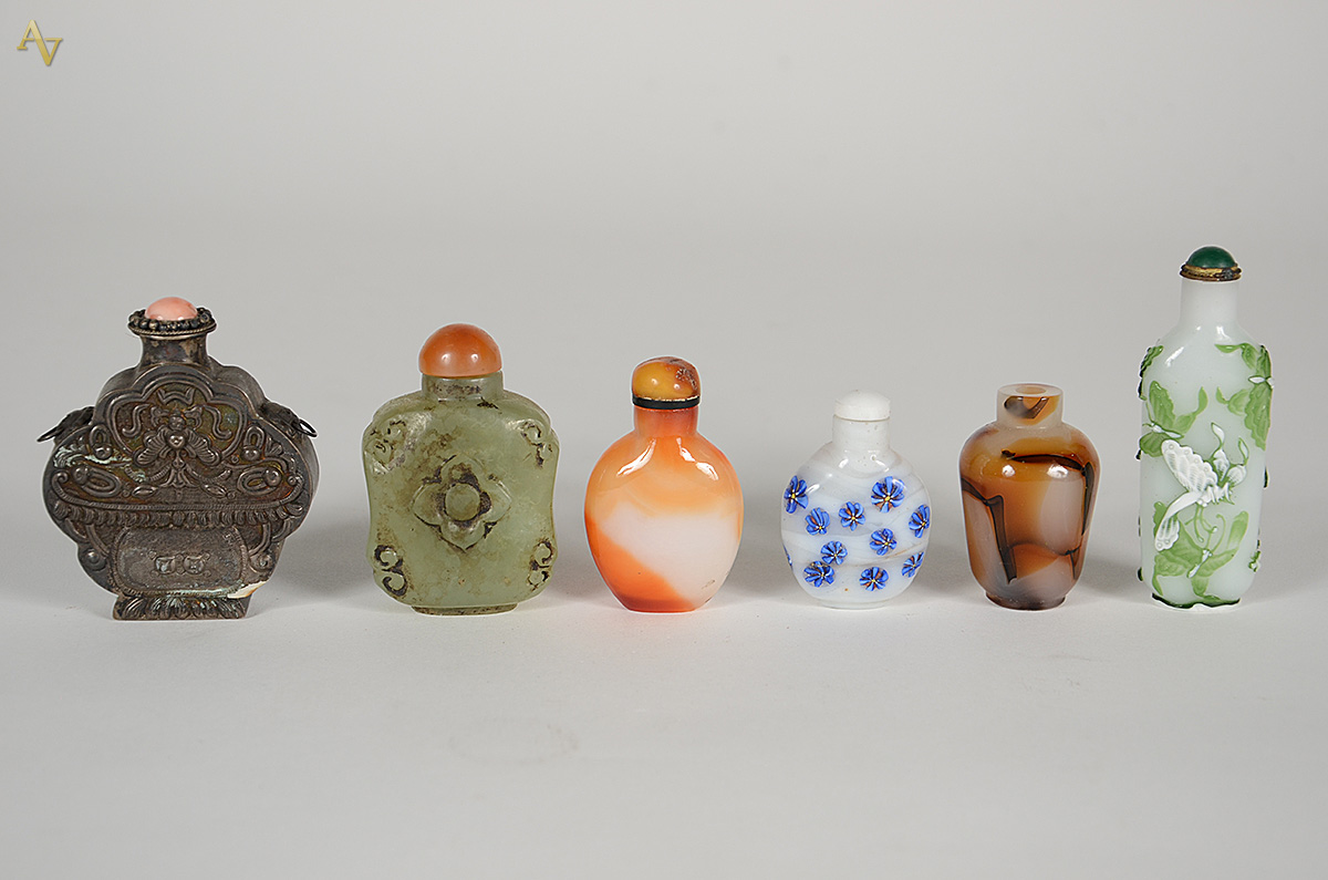 Conjunto com 6 snuff bottles de diversas procedências. Alturas de 5,5... - foto 2 de 2