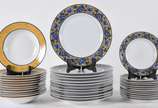 Conjunto de jantar de porcelana Renner, decoraç... - Conjunto de jantar de porcelana Renner, decoração "Indigo", composto de 12 pratos rasos, 12 fundos e 12 de sobremesa. Total 36 peças.